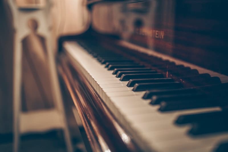 Close-up of piano keys, representing UniEDD's live piano coaching